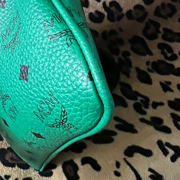 ✅PRICE FIRM✅AUTHENTIC MCM Green Pouch. SUPER RARE🔥 - Picture 11 of 15